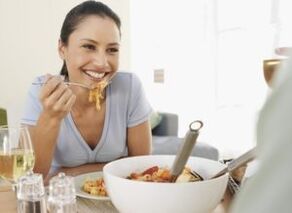 La ragazza mangia