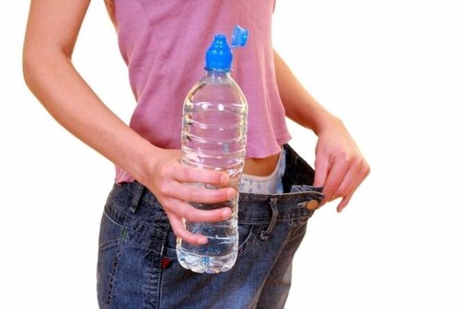 La quantità richiesta di acqua al giorno per la perdita di peso