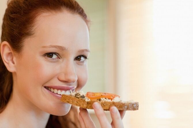 Ragazza con un panino