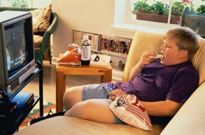 Stile di vita passivo di un adolescente pieno